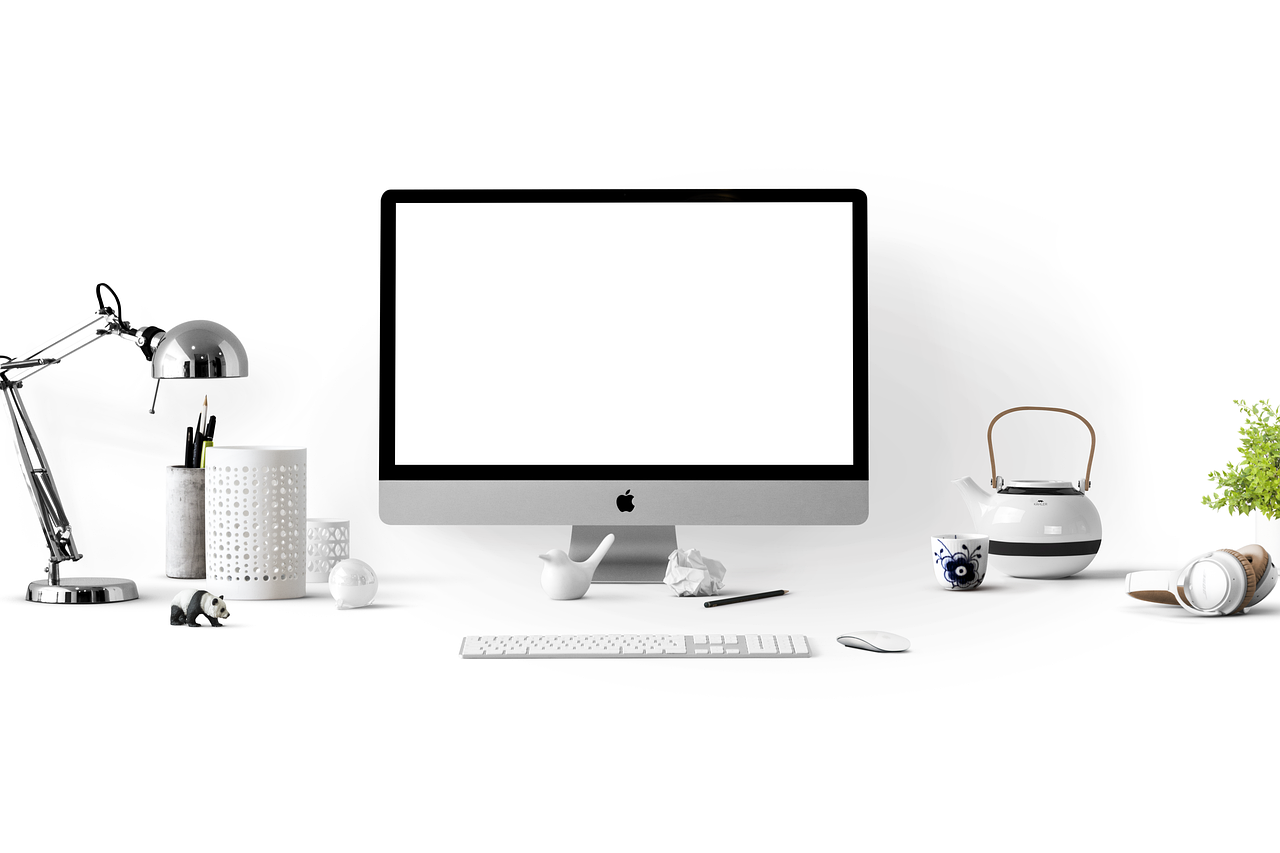 Vrouw gebruikt ergonomische muis en toetsenbord. Vrouw gebruikt ergonomische muis en toetsenbord.
