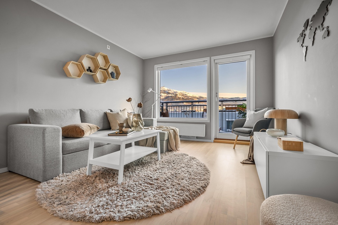 Scandinavische woonkamer met moderne maximalistische inrichting. Scandinavische woonkamer met moderne maximalistische inrichting.
